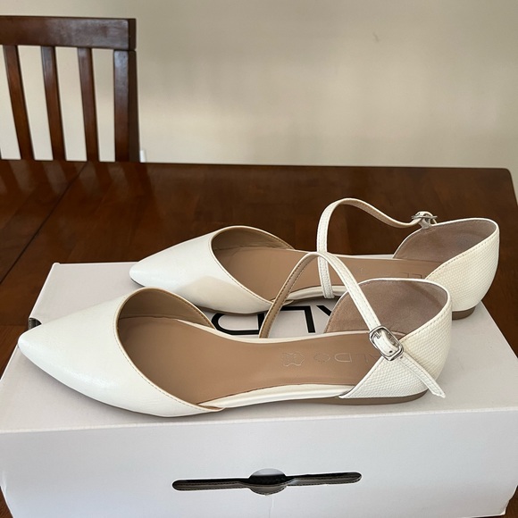 Size 6.5 white leather flats pointy toe - Picture 2 of 6